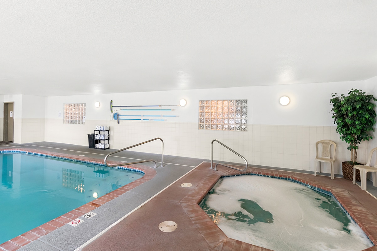 GuestHouse Kelso Longview hotel pool gallery image